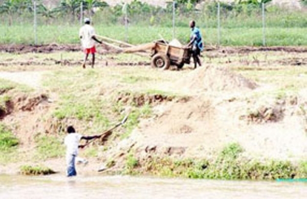 nacionales haitianos extrayendo arena del río masacre