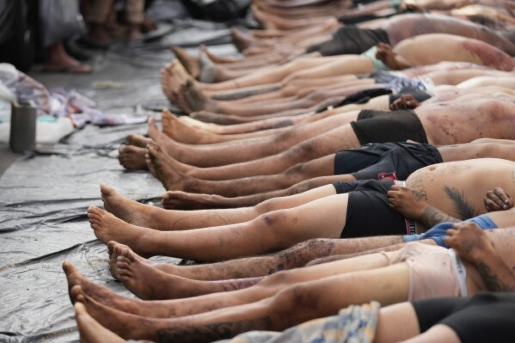 Los cuerpos de los fallecidos fueron colocados por comunitarios en una plaza.
