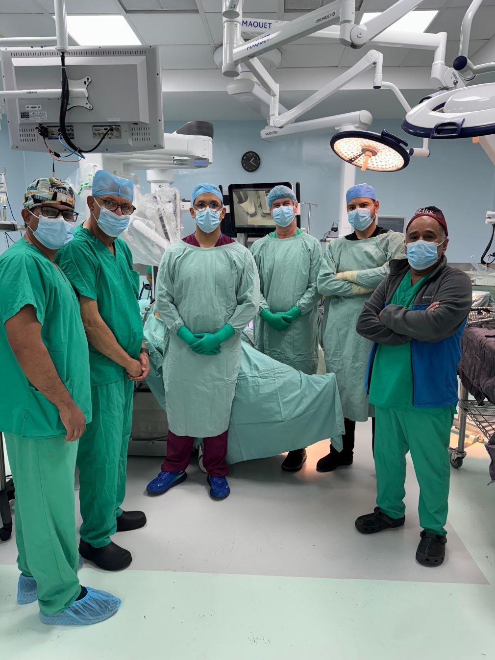 * El doctor Rafael Sánchez Español, director general y presidente del Hospital Metropolitano de Santiago, encabezó el equipo de especialistas, y es reconocido como pionero de la cirugía robótica en la República Dominicana. En 2013, llevó a cabo el primer procedimiento de cirugía robótica en el país, un logro que marcó un hito en la medicina dominicana.