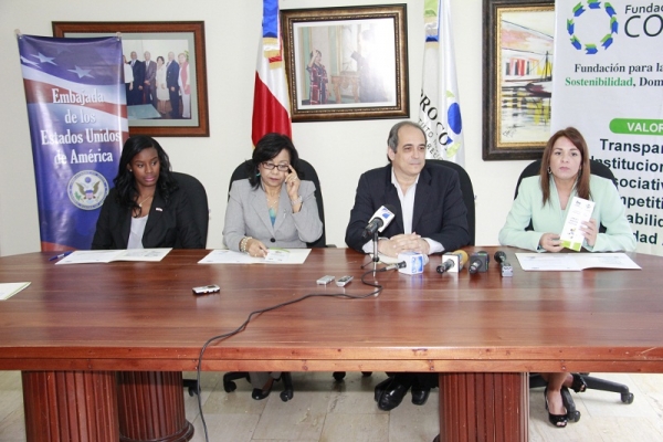 Altagracia Paulino junto a la presidenta de Compite Elka Scheker, el doctor Gustavo Rojas, director ejecutivo de la Comisión Presidencial de Política Farmacéutica Nacional, así como Krystle Norman, en representación de la Agencia de los Estados Unidos para el Desarrollo Internacional (USAID), entidad que auspicia la iniciativa de COMPITE. 