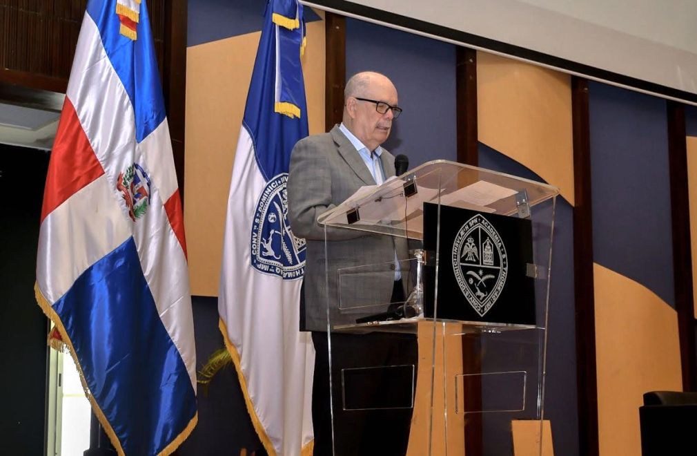 Presentan en San Juan el libro &quot;Con la Palabra de Dios&quot; de Roberto Cassá.
