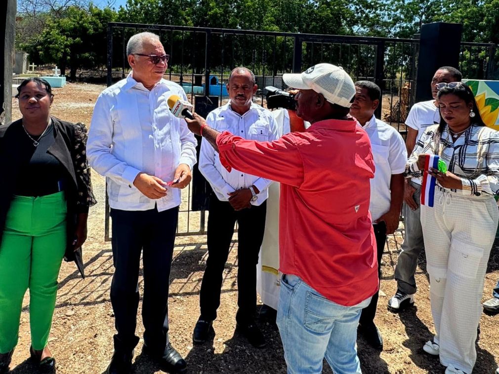 Pedro Richardson dando declaraciones a la prensa en la inauguración de un camposanto en el distrito municipal El Barro, Azua.