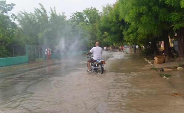 Lluvias desbordan calles de Pedernales