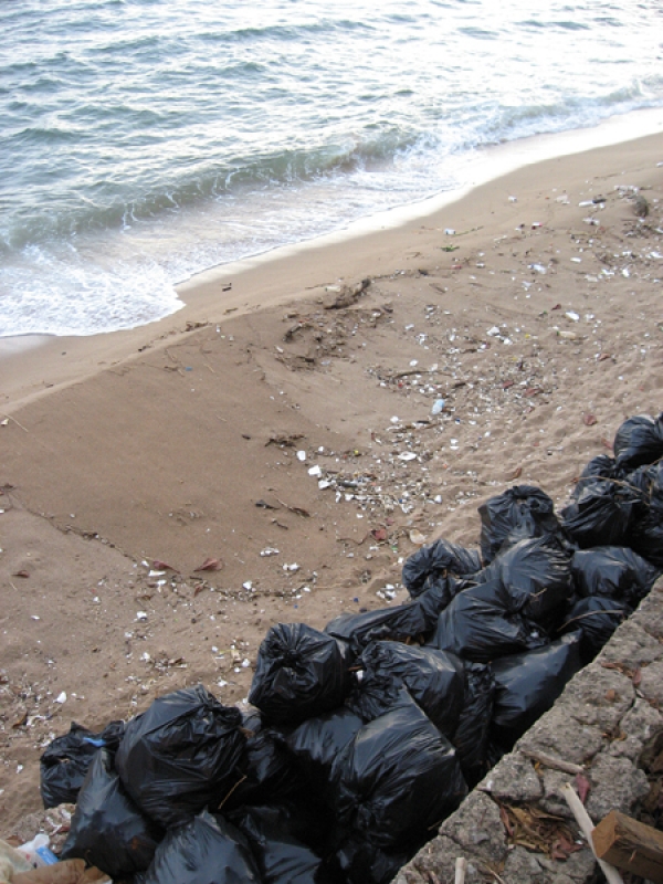 Playa de Güibia plegada de basura contaminante.