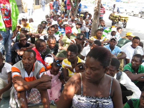Decenas de haitianos que iniciaron huelga de hambre en frente del ministererio de trabajo demandan pago de sus prestaciones