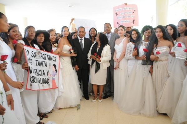 Parte de las participantes en la marcha de las novias contra el feminicidio. 