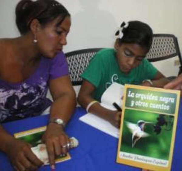Niña escritora Analia Paniagua Espinal