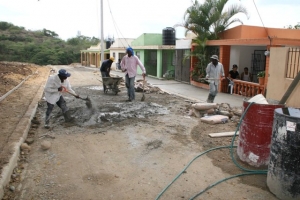 Obreros trabajando en las construcción de aceras y contenes en el barrio Arroho Hondo Arriba de Santiago. 