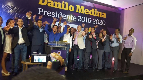 Milton Reyes acompañado de una pleyade de jóvenes en el acto de lanzamiento del movimiento Juventud Danilsta en apoyo a la reelección presidencial.