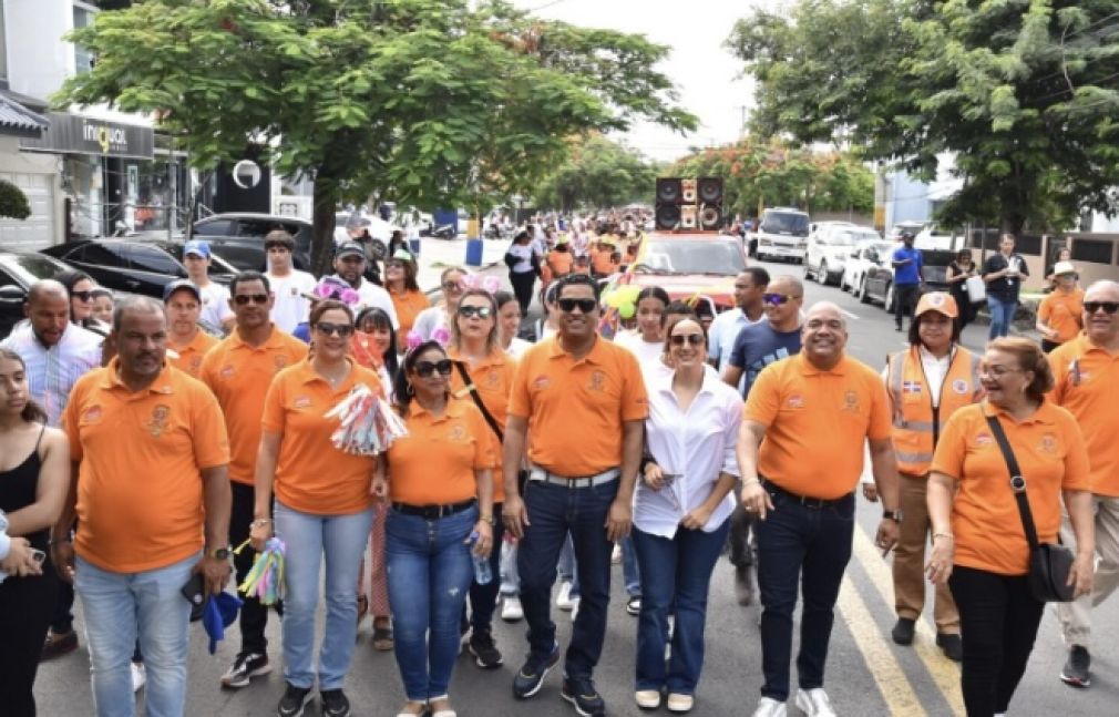 El desfile inició en el parque Blass Pezotti (Las Palmas), con la presencia del alcalde Kelvin Cruz, acompañado de su esposa e hijos.