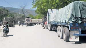 Transportistas desbloquean paso de vehículos por puente fronterizo: 