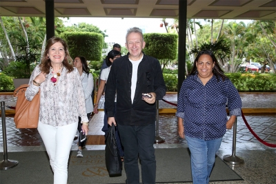 Jean Paul Gaultier acompañado de Milka Morales y Siddy Roque a su llegada al país para participar en Dominicana Moda 2015.