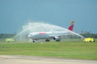 El avión de Iberia que hizo el primer vuelo de reinicio de las operaciones desde Madrid-Santo Domingo en el vuelo 6501, fue recibido por el simbólico arco de agua en la pista del Aeropuerto Internacional Las Américas José Francisco Peña Gómez.