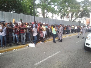 Enfrentamiento entre PN y haitianos frente a la Gobernación de Santiago: 