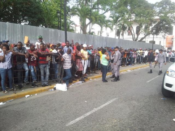 Enfrentamiento entre PN y haitianos frente a la Gobernación de Santiago: