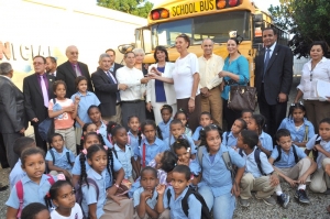 Fundación entrega autobús al centro educativo de San Francisco de Macoris