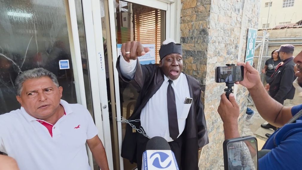 Benigno Toribio se encadenó a la puerta de Edenorte.