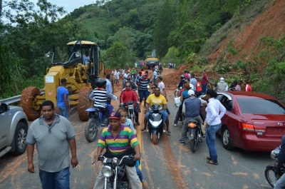 Obras Públicas reanuda el tránsito por carretera Casabito-Constanza