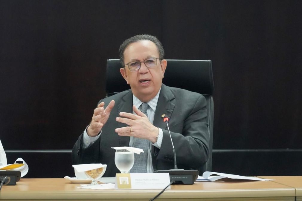 Héctor Valdez Albizu, gobernador del Banco Central.