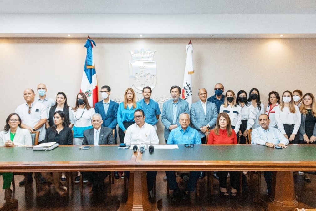 Representantes del Ayuntamiento del Distrito Nacional y la Junta de Vecinos Los Cacicazgos.