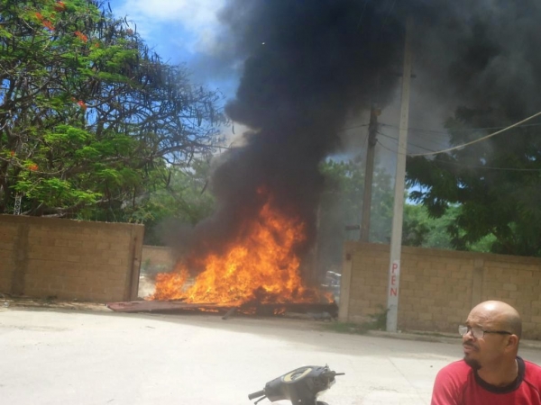Policía hiere joven y mayor resulta con quemaduras en una protesta por pagos de trabajos 
