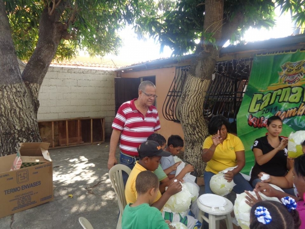 Comité carnaval imparte taller creatividad en Villa Sombrero