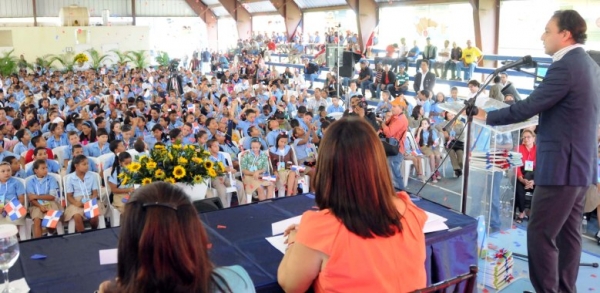 El presidente de la Cámara de Diputados, Abel Martínez, mientras presentaba a cientos de niños de la sociedad de Santiago Rodríguez, la Constitución Infantil Dominicana
