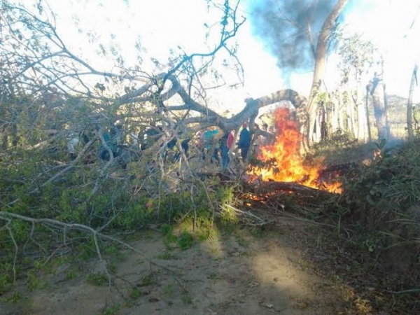Comuntarios de Yerba Buena se va a huelga por arreglo de la carretera