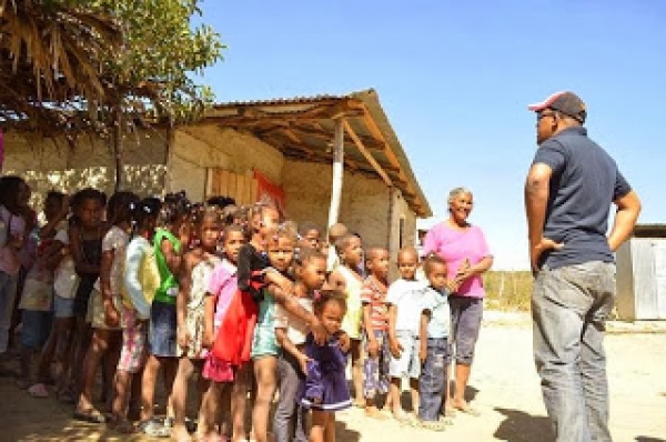 Regidor acude en auxilio de niños en comunidades pobres San Juan