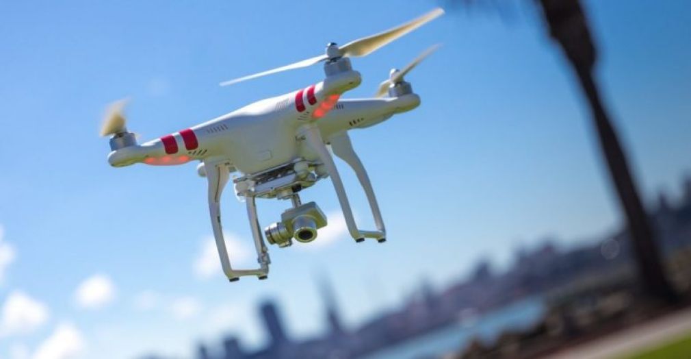 Recomienda a los operadores de drones mantenerlos por debajo de los 400 pies de altura.