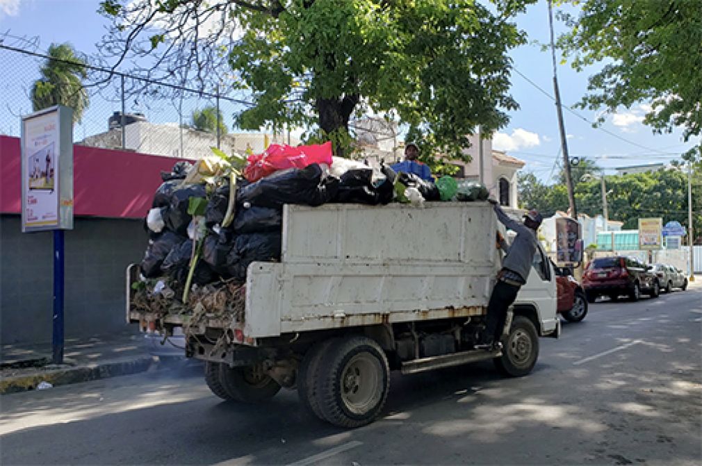 Camión volteo recolectando residuos sólidos. Foto: AVT/Municipiosaldia