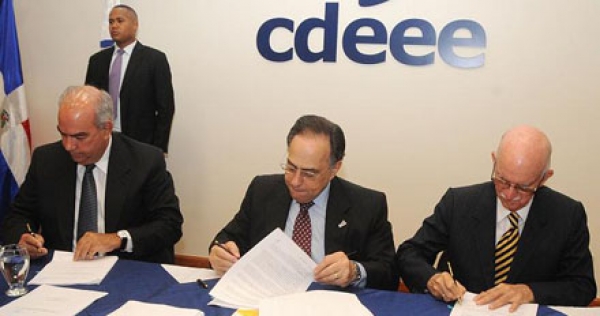 Celso Marranzini firma junto a los ejecutivos de las empresas eólicas que se instalarán en el país.