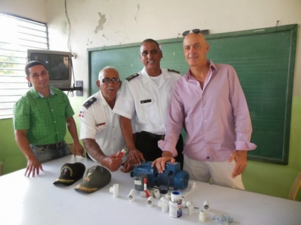Empresa entrega bomba de agua a los Bomberos