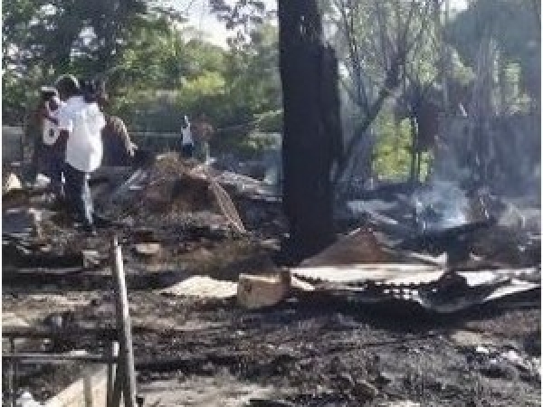 Fuego destruye 15 viviendas en comunidad de Santiago :