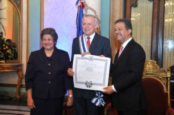 Presidente Fernández condecora a 46 funcionarios públicos