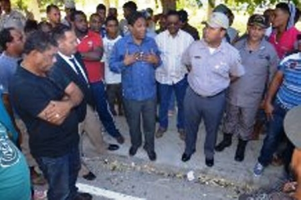 Autoridades de Barahona van a apaciguar protestas de obreros a los cuales Obras Públicas no les paga