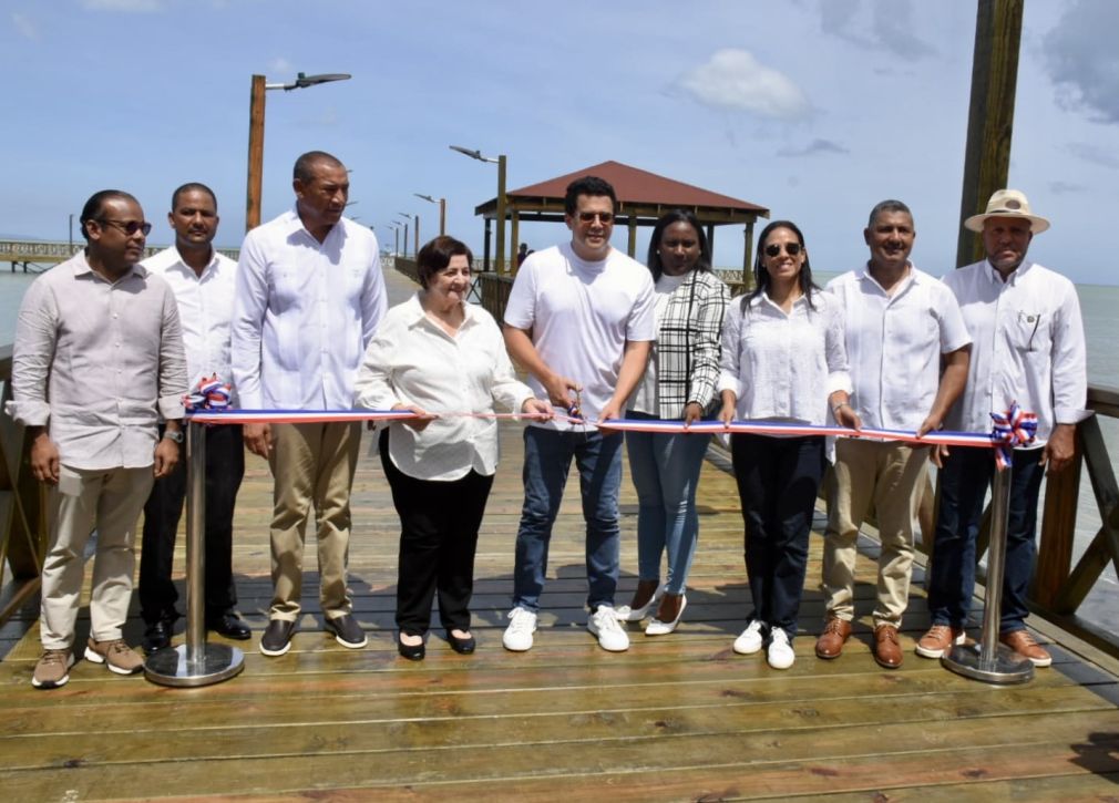 Este muelle cuenta con acceso directo al malecón, uno de los principales centros de recreación de comunitarios y turistas en la comunidad de Playa Arriba, en Miches.