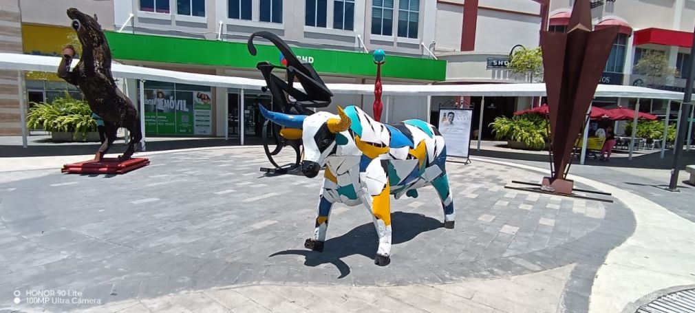 Obras de gran formato de José Ignacio Morales (El Artístico) de la exposición Alma de Acero. en exterior de Galerías 360.