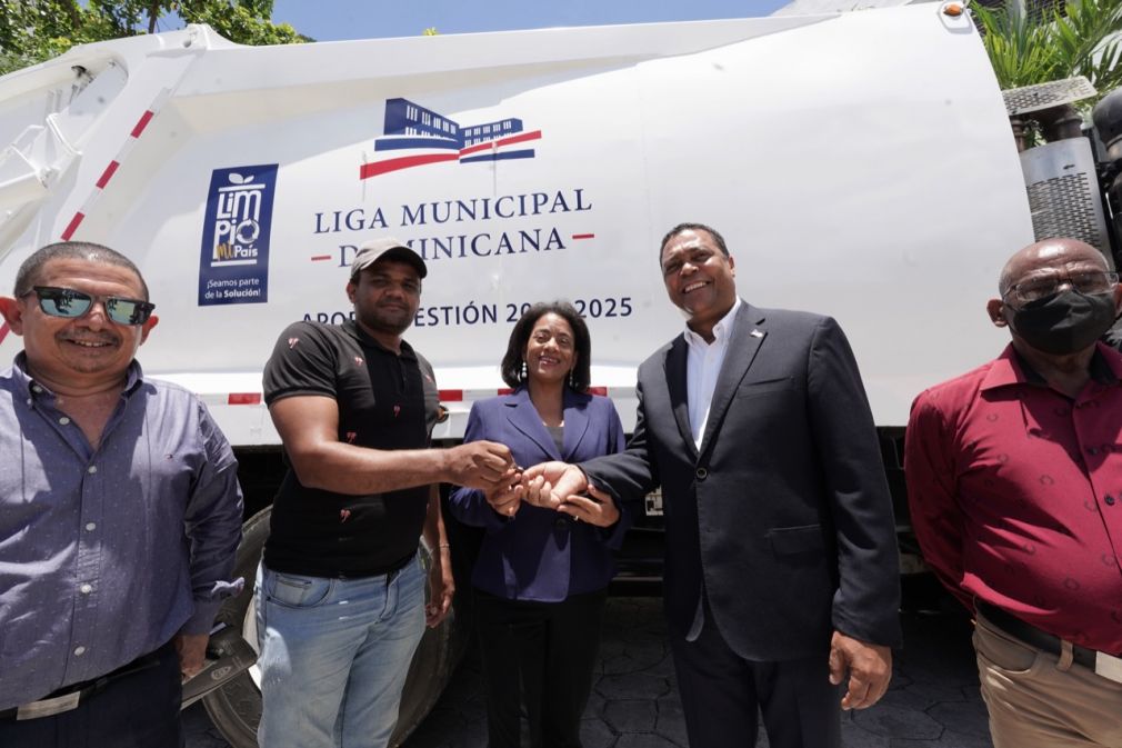La alcaldesa de polo recibiendo el camión compactador por parte de Víctor D’ Aza.