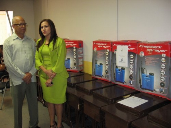 El Alcalde Municipal Elías Piña, Luís Minier y Francis Jorge, encargada de la División de Asistencia Técnica de FEDOMU.