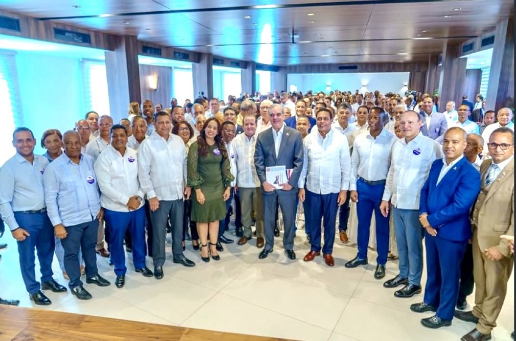 El presidente Luis Abinader hizo este anunció durante una reunión de trabajo realizada en la Liga Municipal Dominicana (LMD) con los alcaldes y alcaldesas municipales y distritales del país.
