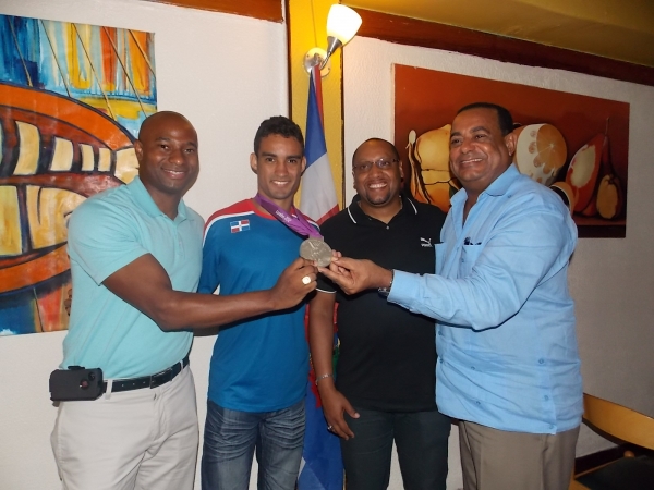 Luguelín Santos comparte con dominicanos que le recibieron en Puerto Rico.