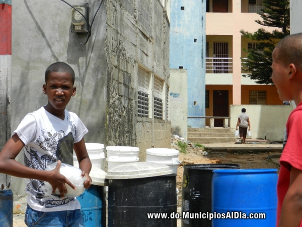 Niños de barrios buscando agua.