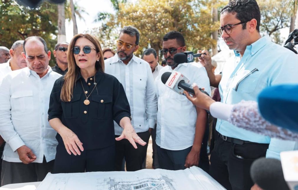 La alcaldesa Carolina Mejía encabezó el inicio de los trabajos.