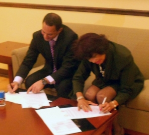 Jorge Minaya y Linda Turner Edmonds, firman el convenio académico