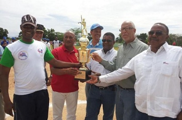 Abren Torneo de Softbol de Elías Piña