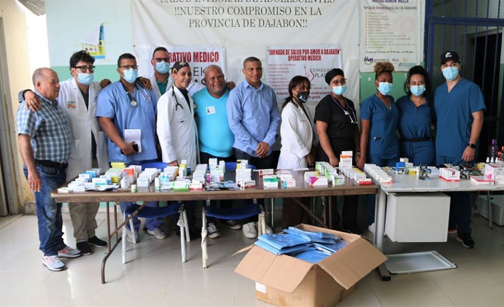 Asimismo, el periodista Vargavila Riverón y la Fundación Ramiro García entregaron batas quirúrgicas al centro hospitalario, para ser utilizadas por los trabajadores de la salud en la frontera.