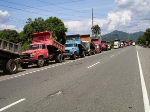 Camioneros protestan frente a Medio Ambiente en Bonao