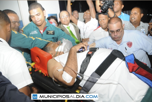 Juan Bolivar Diaz momentos de su llegada a la Plaza de la Salud, luego del accidente en Bonao.