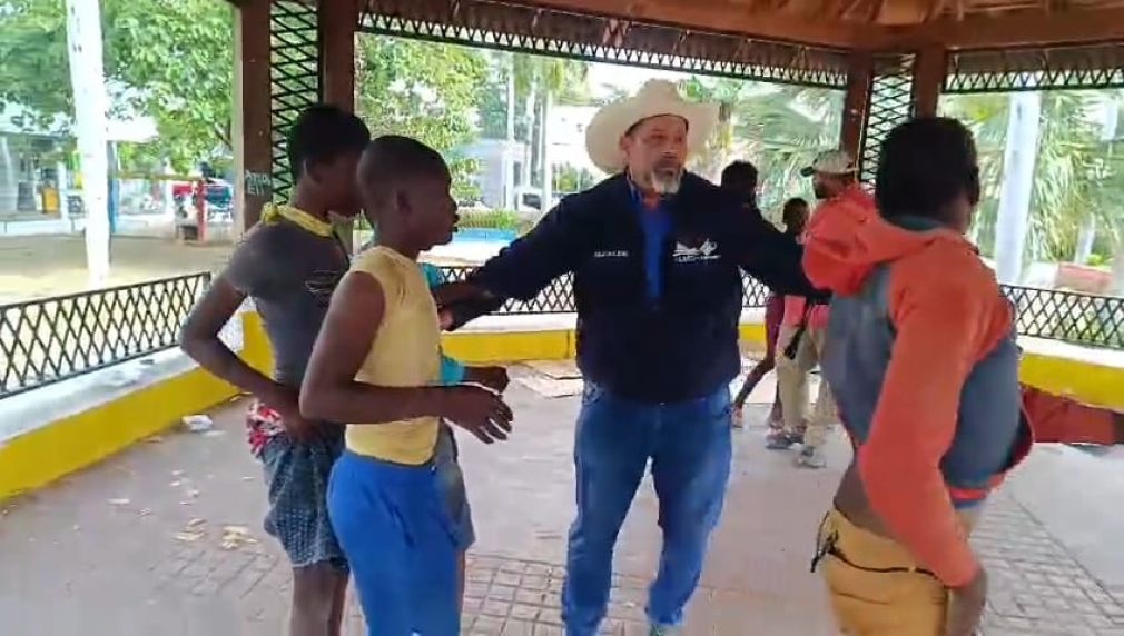 Alcalde Riverón saca haitianos dormitan en parques públicos de Dajabón.